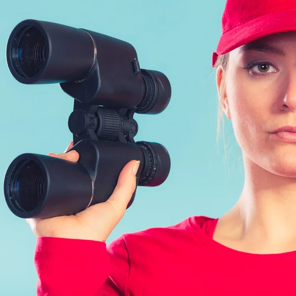 Bademeister im Dienst überwacht mit Fernglas. — Stockfoto