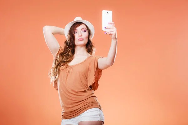 Woman taking self picture with smartphone camera — Stock Photo, Image