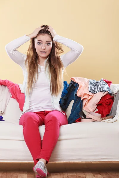 Disperata donna indifesa in casa stanza disordinata. — Foto Stock