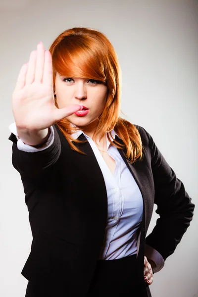 Kvinna med stop hand tecken gest — Stockfoto