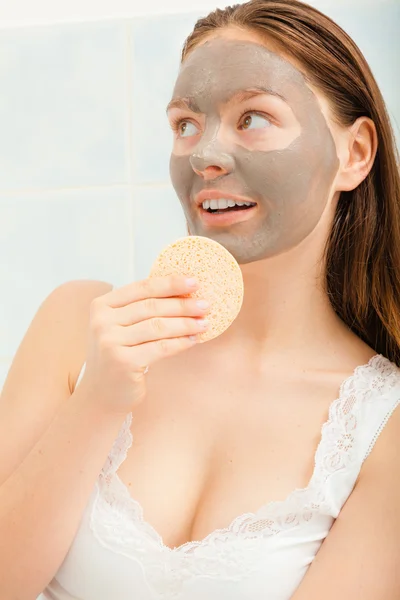 Visage femme avec masque facial en boue — Photo