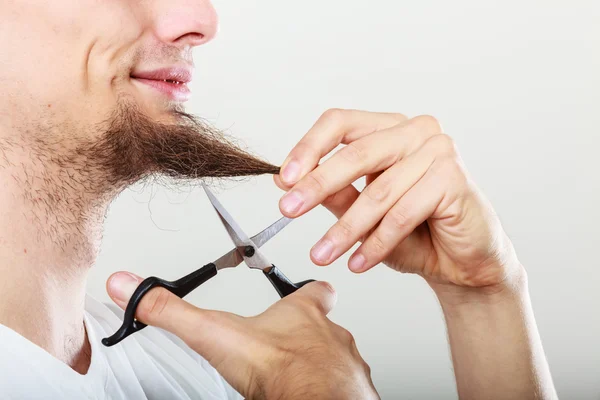 Uomo che si taglia la barba — Foto Stock