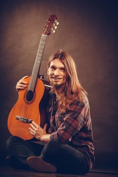 Guitariste souri avec son instrument . — Photo