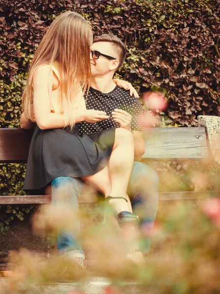 Casal afetuoso sentado no banco . — Fotografia de Stock