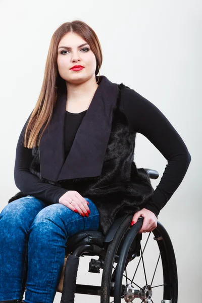 Niña discapacitada en silla de ruedas . — Foto de Stock