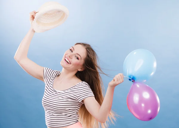 Vrouw zomer vrolijk meisje met kleurrijke ballonnen — Stockfoto