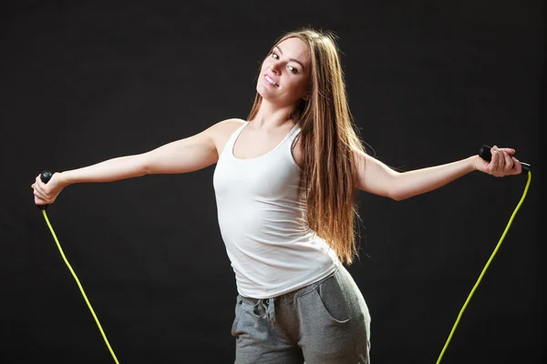 Ajuste mujer con saltar la cuerda — Foto de Stock