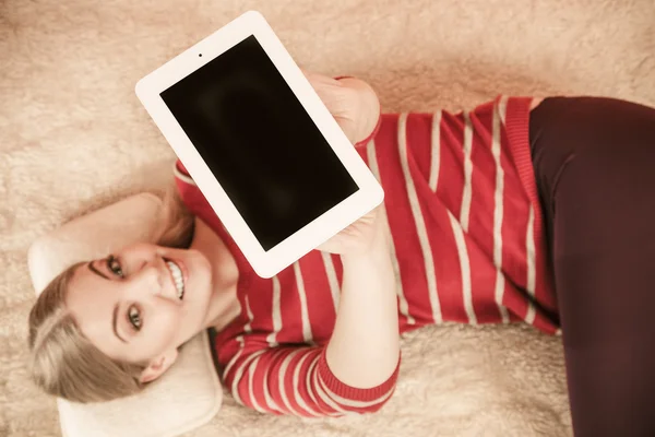 Mujer sosteniendo la tableta de PC. Copyspace pantalla en blanco — Foto de Stock