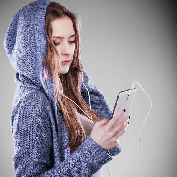 Mujer joven con teléfono inteligente escuchar música —  Fotos de Stock