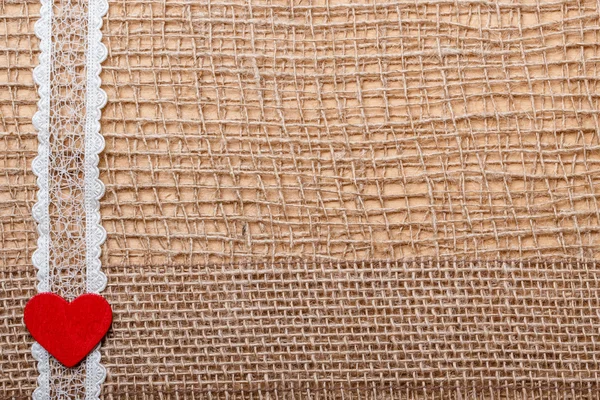 Červené srdce na pozadí abstraktní hadřík — Stock fotografie