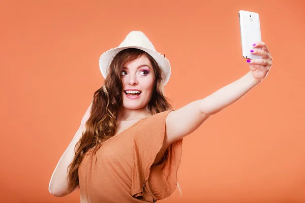 Mujer tomando auto foto con la cámara del teléfono inteligente —  Fotos de Stock