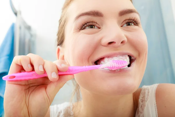 Donna che lava i denti. Igiene orale . — Foto Stock