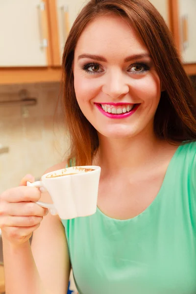 Femme boire du café à la maison relaxant dans la cuisine . — Photo