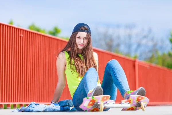 ストリートでスケートボードに乗って10代の女の子. — ストック写真