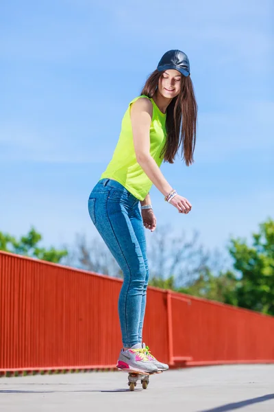 Підліток дівчина ковзаняр їде скейтборд на вулиці . — стокове фото
