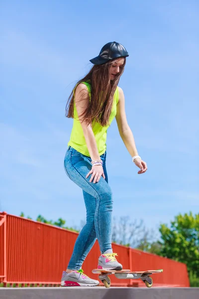 Dospívající dívka bruslař na koni skateboard na ulici. — Stock fotografie