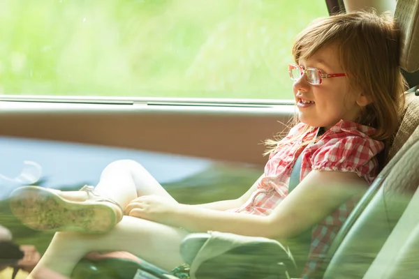 Bambino in macchina. Vacanze vacanza viaggio viaggio . — Foto Stock