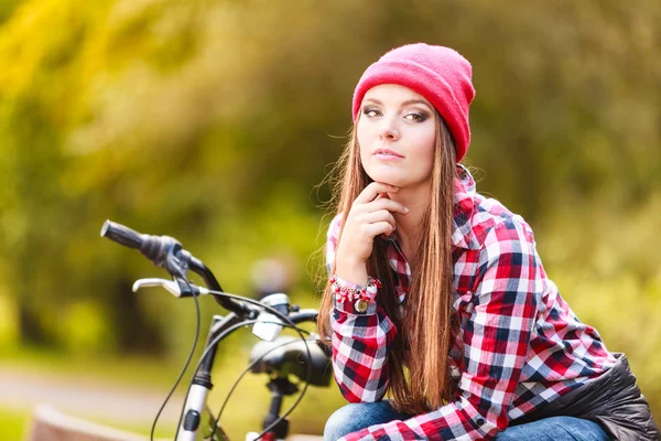 Chica relajante en el parque otoñal con bicicleta. —  Fotos de Stock