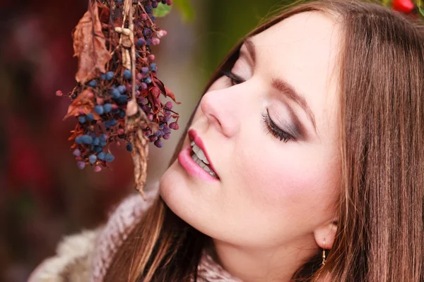 Damenmode Mädchen entspannen beim Spazierengehen im herbstlichen Park — Stockfoto