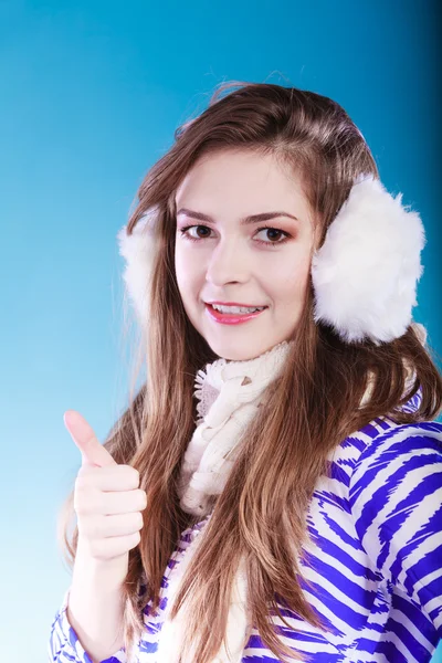 Mujer joven en invierno. — Foto de Stock