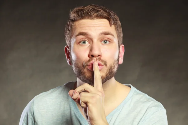 Hombre con el dedo en los labios mostrando gesto de silencio . —  Fotos de Stock