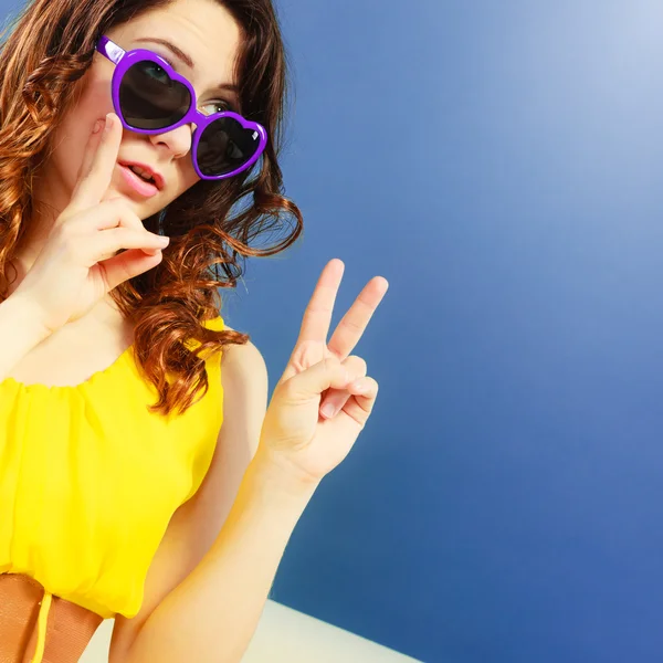 Портрет дівчини в фіолетових сонцезахисних окулярах — стокове фото