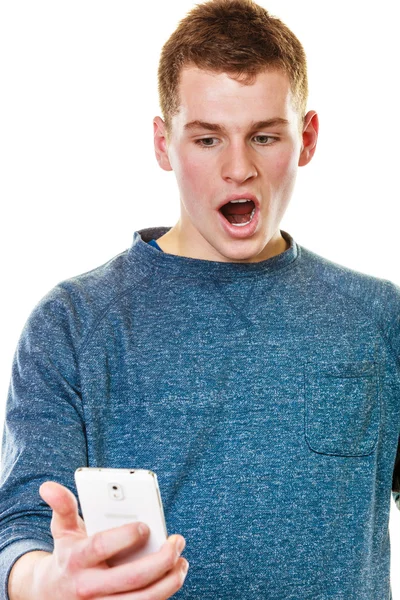 Joven sorprendido mirando el teléfono móvil —  Fotos de Stock