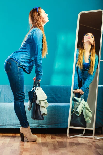 Femme de mode en denim bleu devant le miroir — Photo