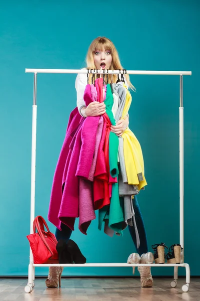 Σοκαρισμένος κορίτσι λαμβάνοντας όλα τα ρούχα στην ντουλάπα εμπορικό κέντρο — Φωτογραφία Αρχείου
