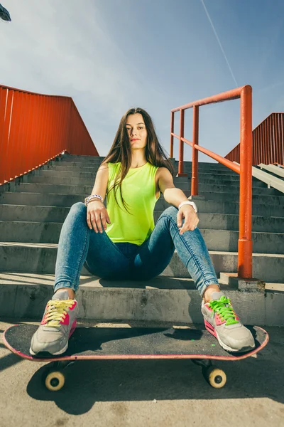 Chica en las escaleras con monopatín . —  Fotos de Stock