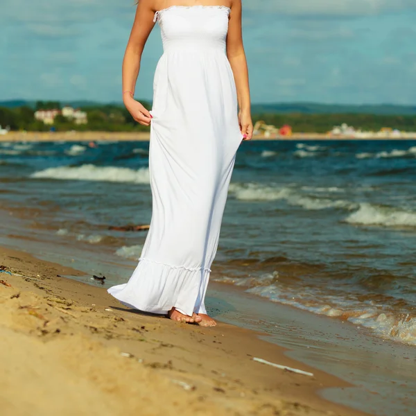 Turista femenina caminando por la playa . — Foto de Stock