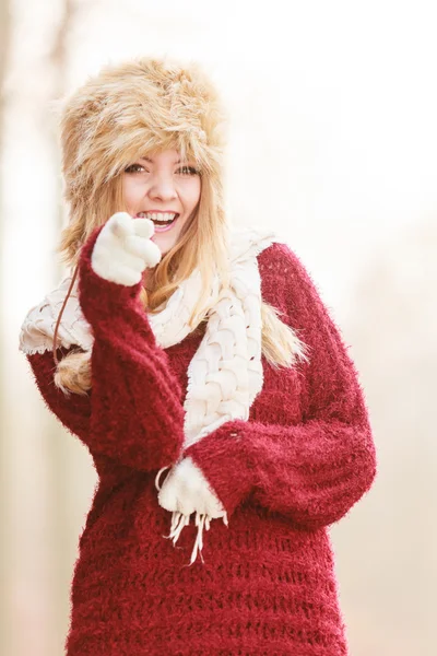 Retrato de mujer bastante sonriente en sombrero de invierno de piel — Foto de Stock