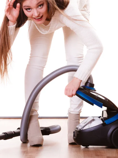 Fille drôle avec aspirateur. Travaux ménagers — Photo