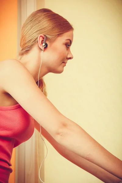 Woman with earphones listening to music. Leisure. — Stock Photo, Image
