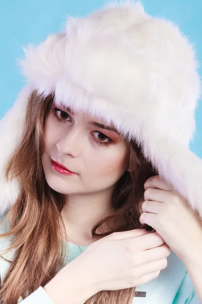 冬の衣類の毛皮の帽子の若い女性 — ストック写真