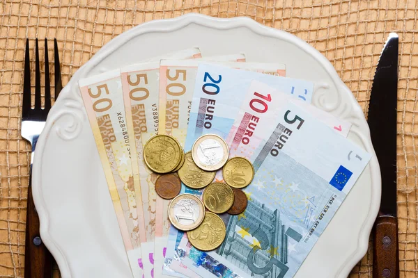 Евро деньги на кухонный стол, побережье жизни — стоковое фото