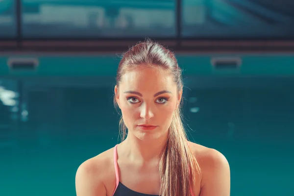 Спортивная женщина в бассейне у бассейна . — стоковое фото
