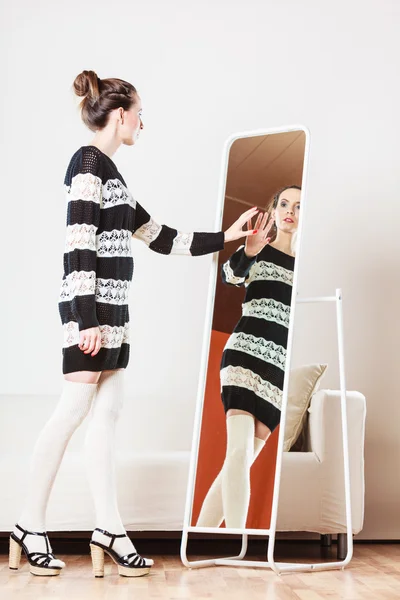 Mujer tratando de comprar vestido para la ropa. — Foto de Stock