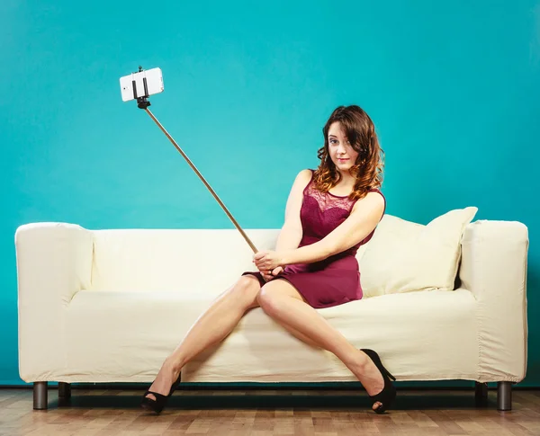 Girl taking self picture selfie with smartphone camera — Stock Photo, Image