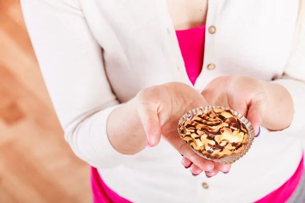 Heerlijke zoete cupcake in menselijke hand. — Stockfoto