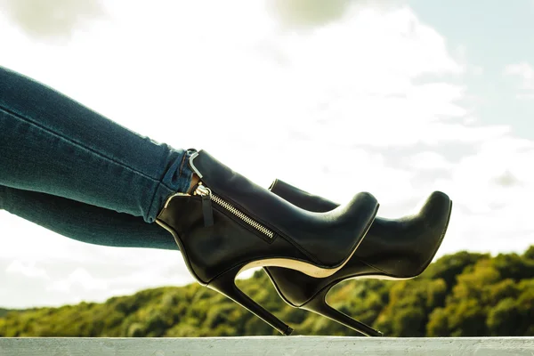 Kvinna ben i denim byxor klackar skor utomhus — Stockfoto