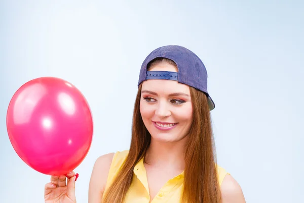 Happy tonårig flicka med röd ballong. — Stockfoto