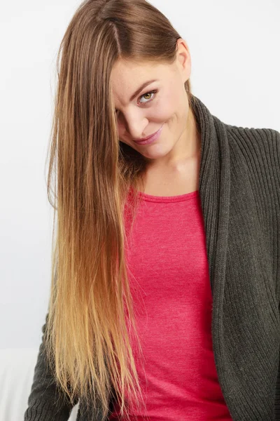 Jovem mulher com cabelos longos . — Fotografia de Stock