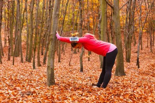 Young sporty girl doing exercises in forest. — Stock Photo, Image
