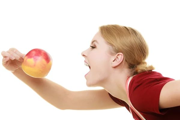 Dona de casa na cozinha avental comer maçã fruta saudável — Fotografia de Stock
