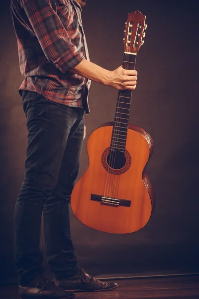 Homem está de pé com guitarra . — Fotografia de Stock