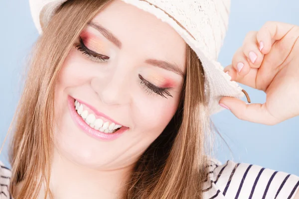 Mujer cara coloridos ojos maquillaje, sombrero de paja de verano sonriendo — Foto de Stock