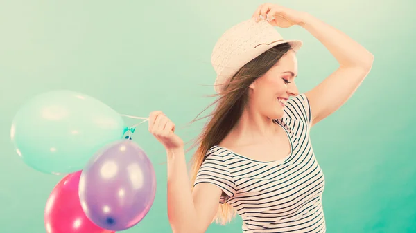 Boldog lány játszik a színes léggömbök. — Stock Fotó