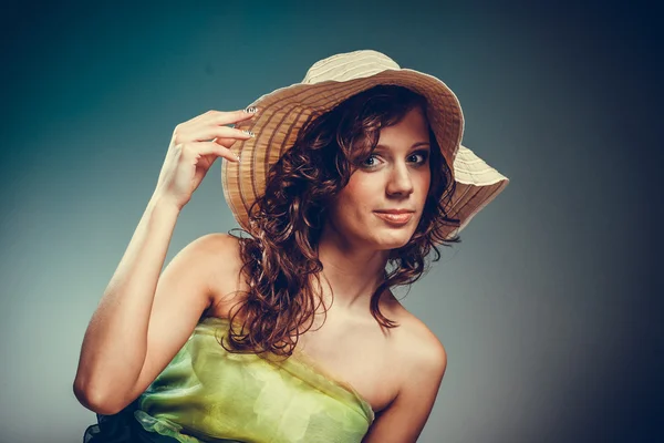 Jeune femme avec robe verte et chapeau . — Photo