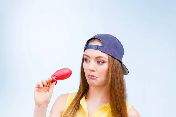 Tonårig flicka med röd ballong. — Stockfoto